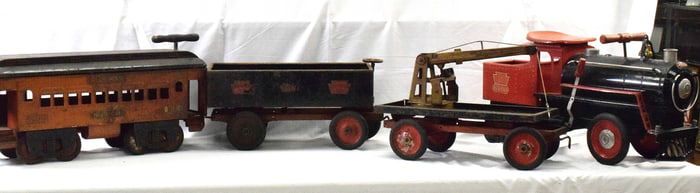 KEYSTONE LOCOMOTIVE & THREE TRAIN CARS