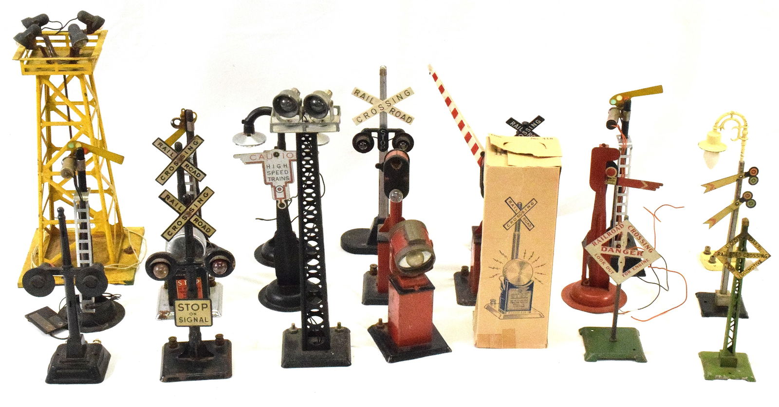 LARGE LOT TOY TRAIN ACCESORIES (1 of 5)