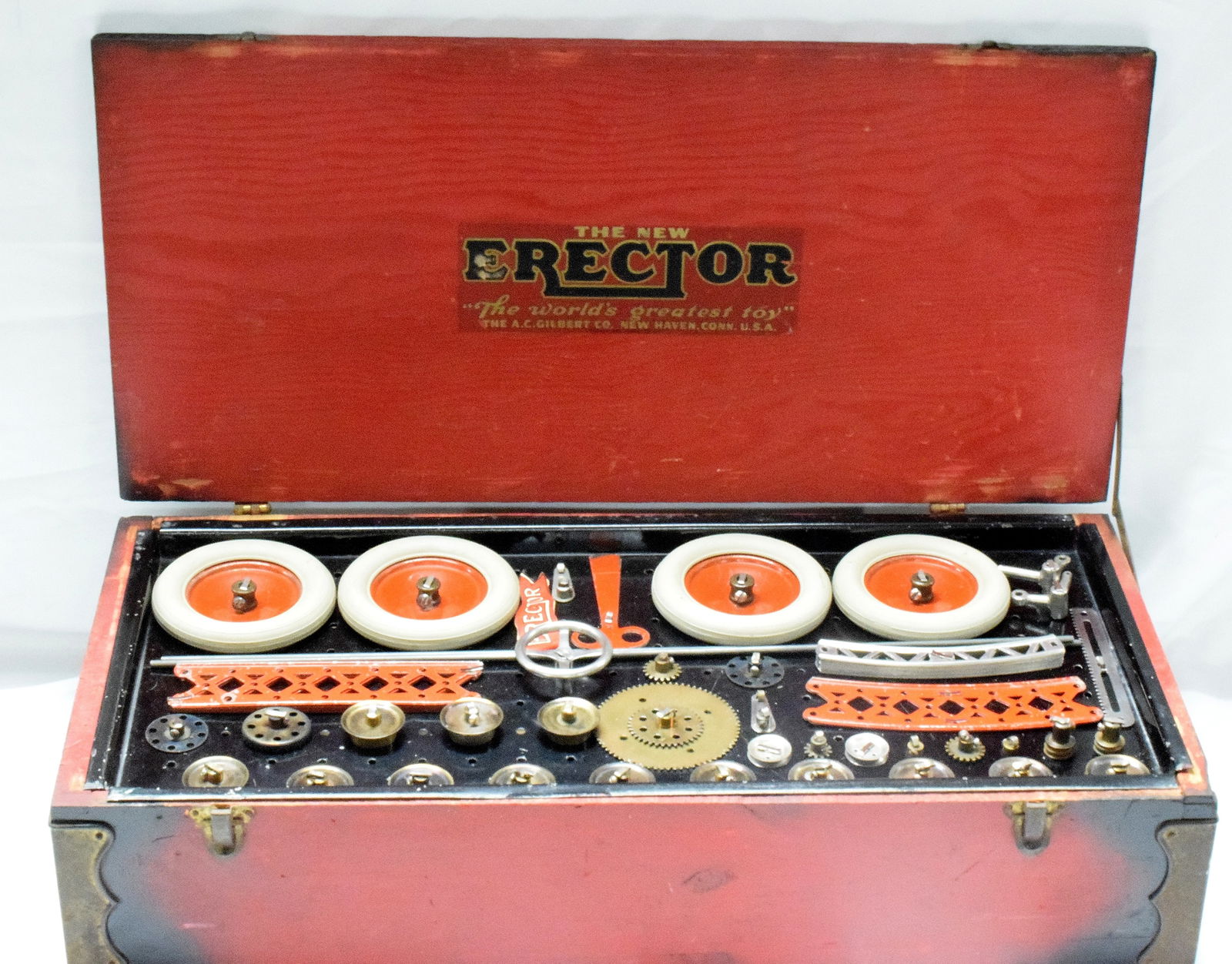 ERECTOR SET #7 1/2, WHITE TRUCK SET: Original Erector set from A.C Gilbert CO 1928. White truck set in red box, box is wooden. Good condition. L: 22 3/4 in, W: 11 3/4 in, H: 6in, Weight: 23 lbs.