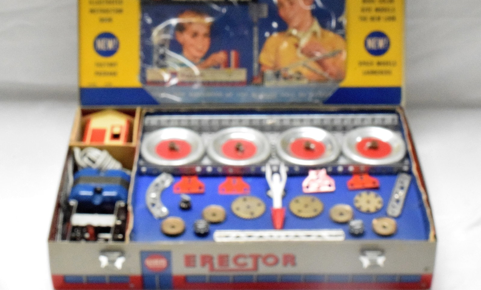 ERECTOR SET #10053 ROCKET LAUNCHER: Complete 50th anniversary rocket launch set #10053, from the A.C Gilbert Company made in 1959. Litho box with grey top and red base. Good condition. L: 16 1/4in, W: 10 1/4in, H: 3in,Weight: 9 lbs.