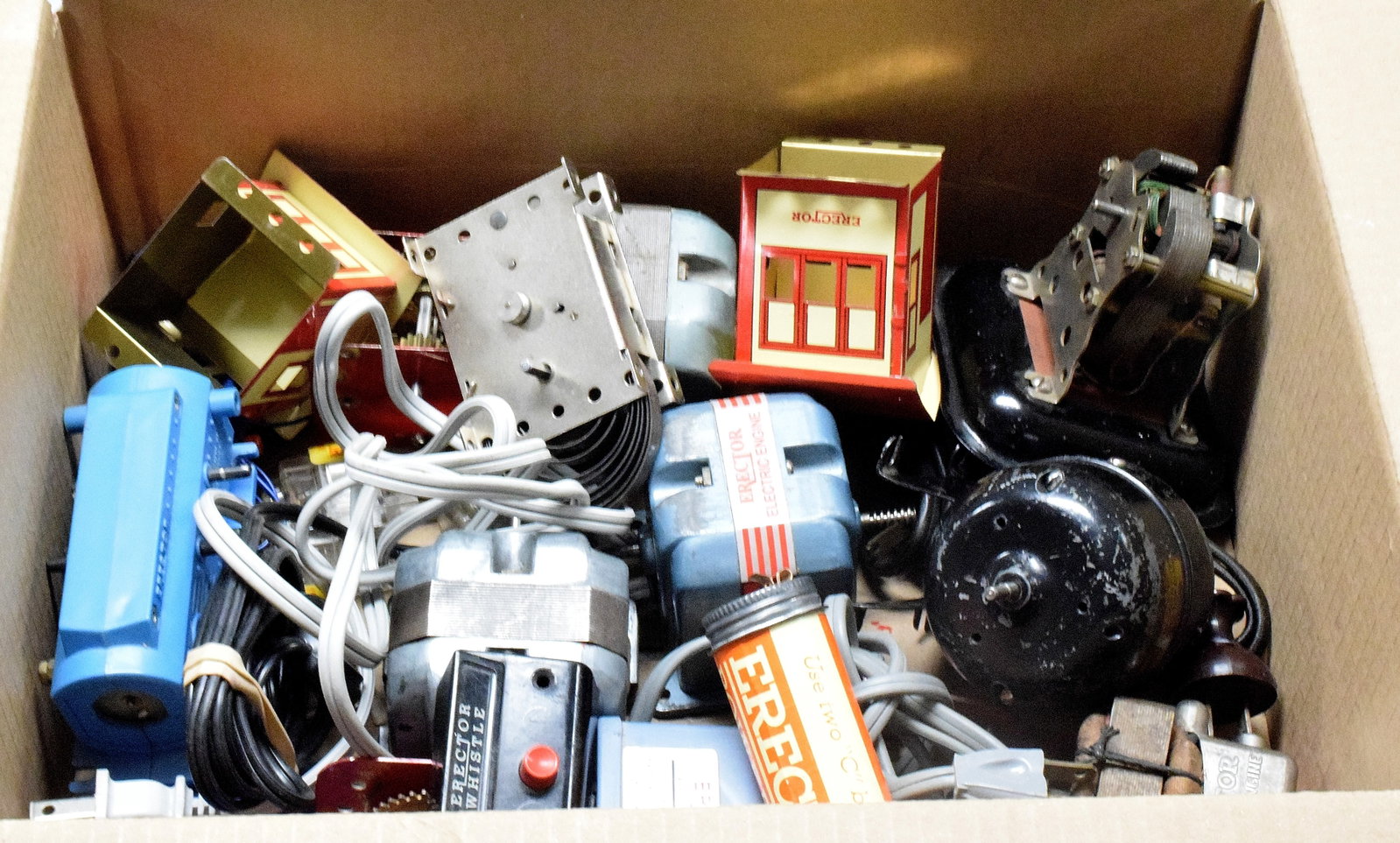ERECTOR PARTS & MOTORS: Erector motors and buidings from various sets. Parts are from A.C Gilbert Company. Good condition. L: 14 1/2in, W: 11in, H: 6in, Weight: 14 lbs.