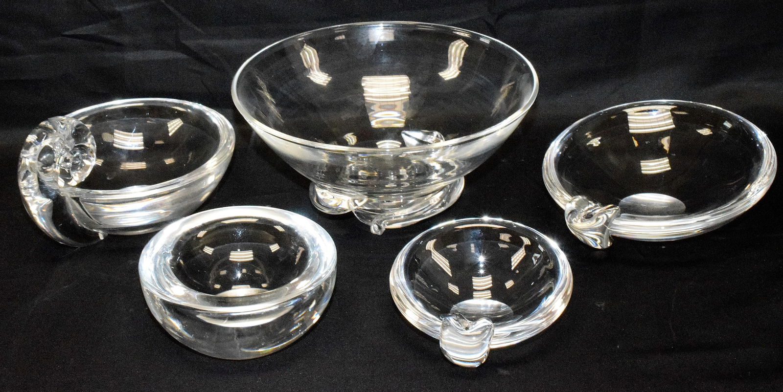 (5) STUEBEN CRYSTAL ART GLASS PIECES: Consists of 1) Signed in etched signature swirl footed bowl. 7 inches diameter. Good condition. 2) 2 ashtray. Both signed. 5 1/4 in and the other 3 3/4 in. Good condition. 3) Heavy thich ashtray.Signe