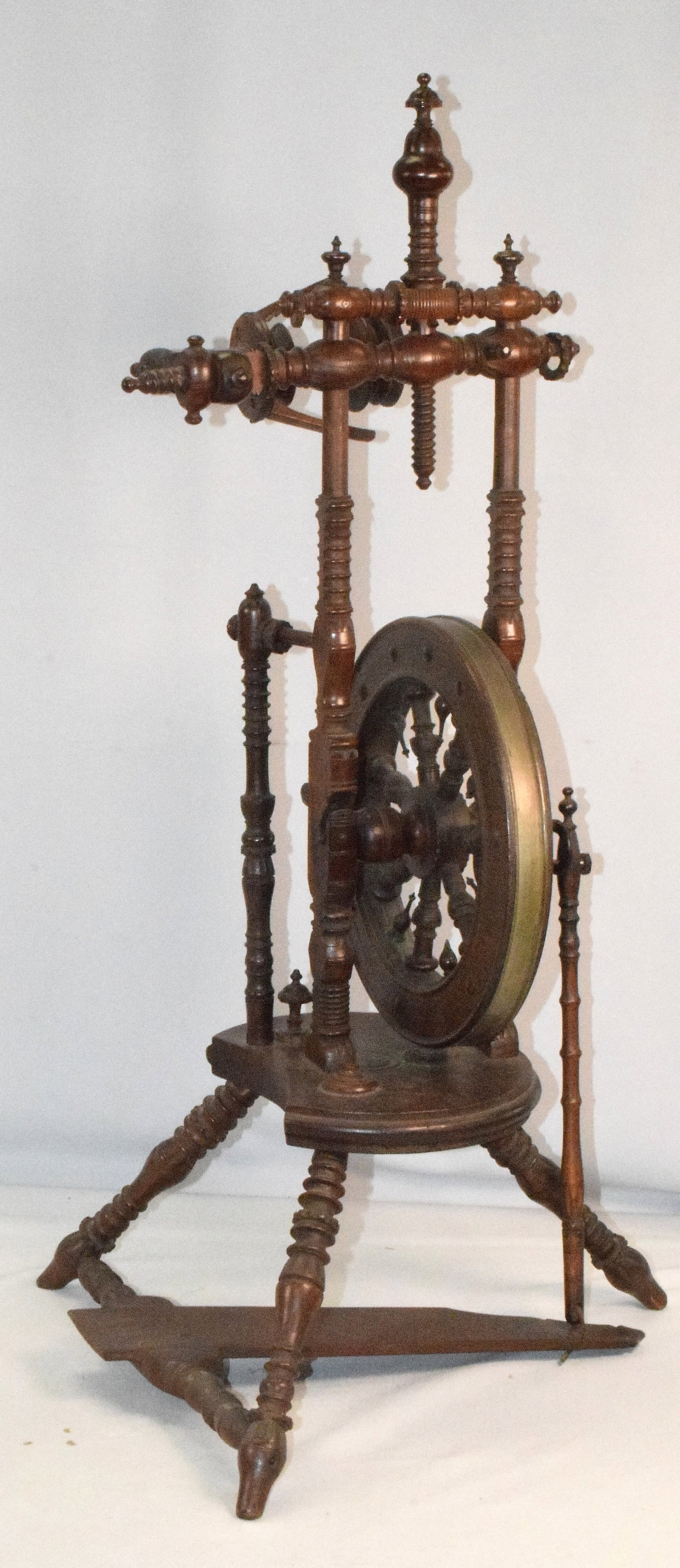 ANTIQUE UPRIGHT TREADLE SPINNING WHEEL (1 of 7)