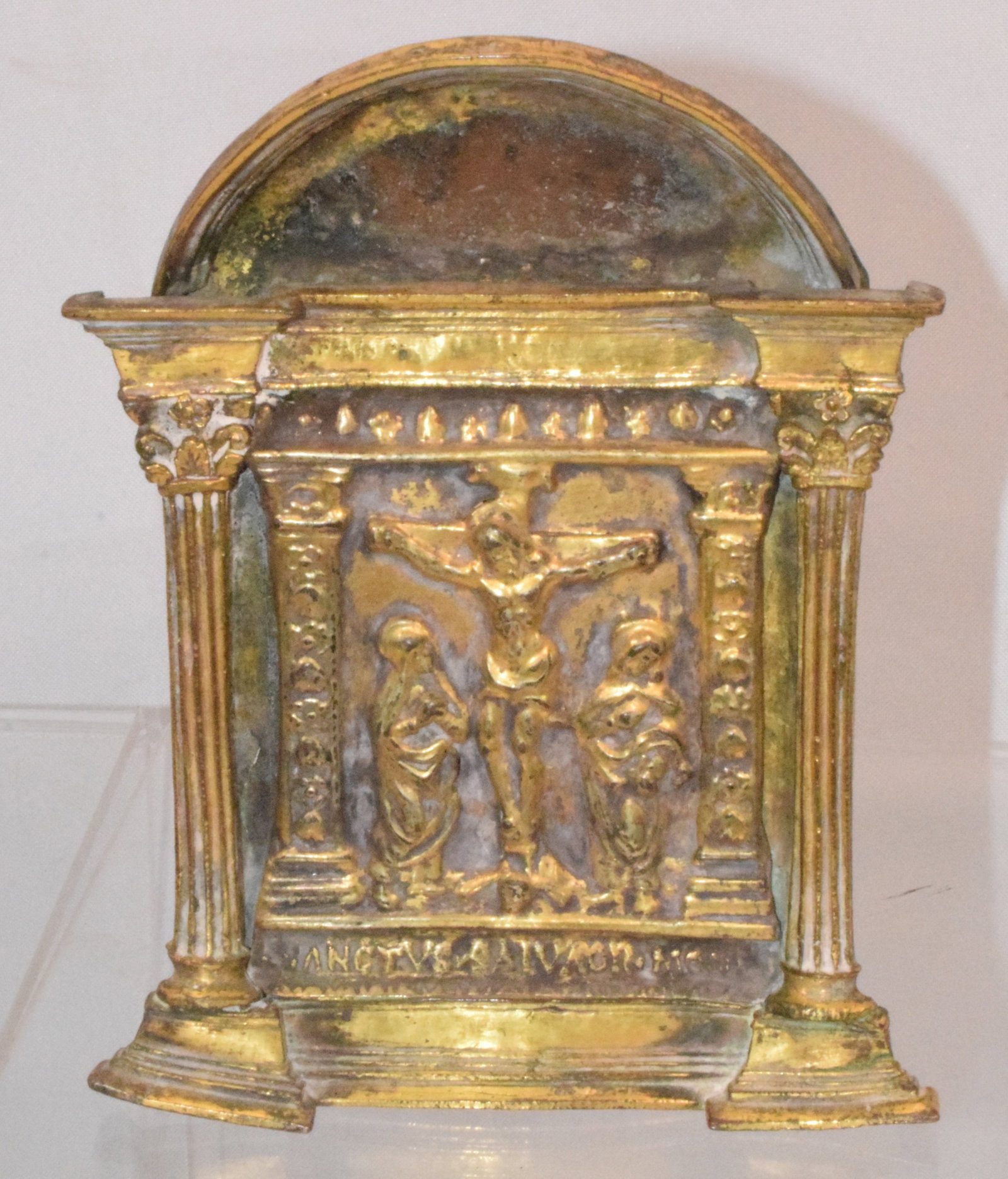 EARLY BRASS or BRONZE PAX BOARD: Early Pax Board, depicting the Crucifixion, with traces of original gilt, 6" high, 4 3/4" wide. Ca 18th/19th or maybe earlier. Old split left side and bent left side. The estate of