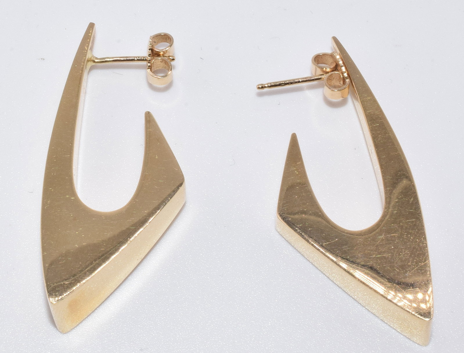 PAIR 14K YELLOW GOLD SUGARMAN EARRINGS: Made by Michael Sugarman, 14k marked, 5.28 DWT, signed Sugarman. Earrings have curved and angular symmetry with pointed edges. Sugarman is a well known goldsmith and craftsman. Good Condition. 11/4"