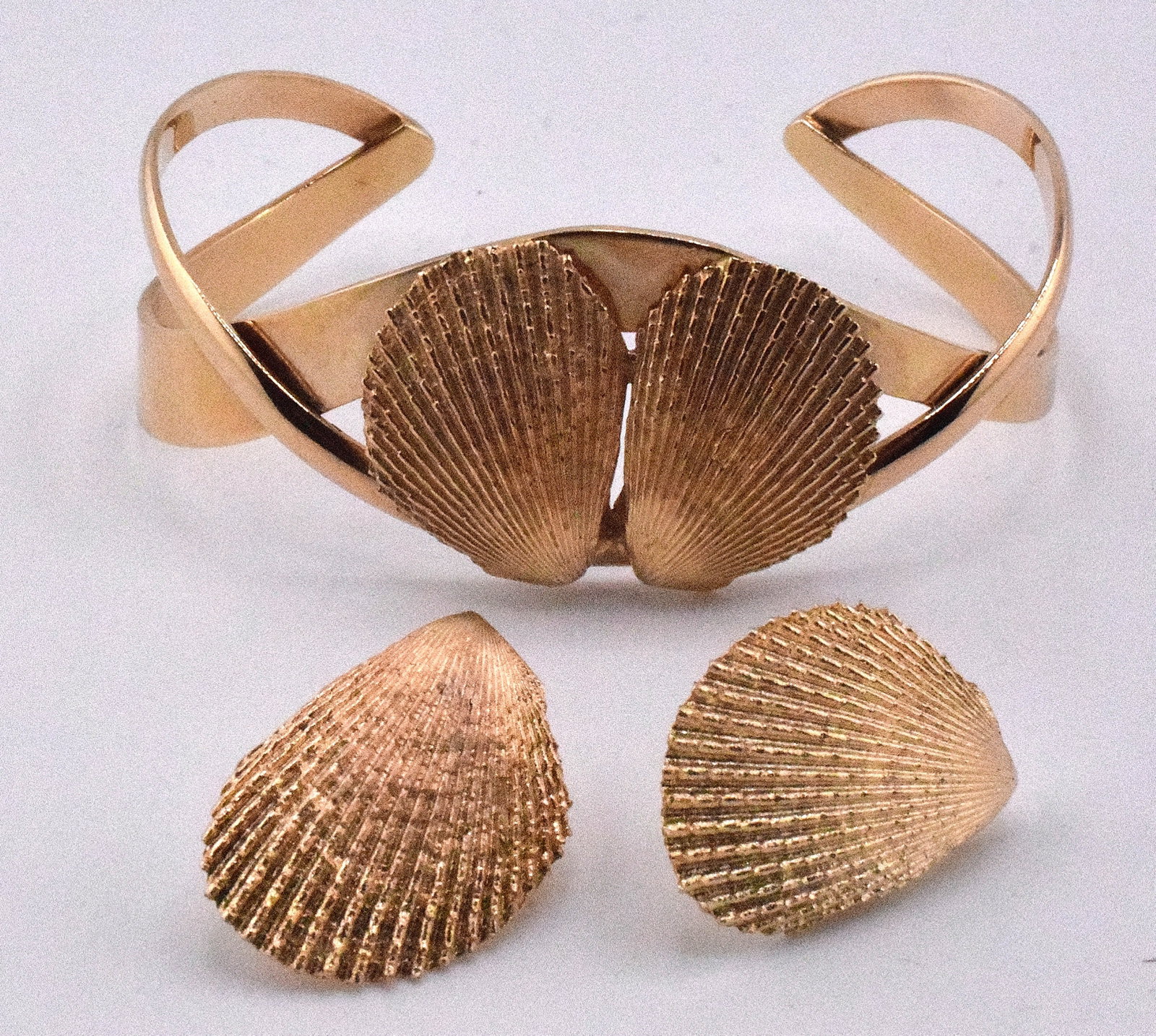 14K GOLD SET OF BRACELET AND EARRINGS: 14k yellow gold, bracelet and earrings are in a set, 20.76 DWT. Has a scallop shell design on each piece. Good condition. Bracelet: 2 1/2" x 1 3/4" x 1", Earring 1" x 3/4". White's Auctions will not