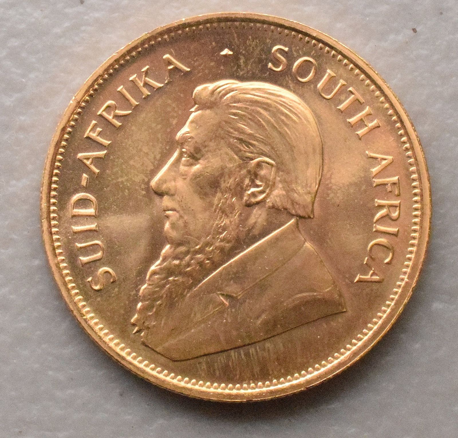 1982 SOUTH AFRICA GOLD KRUGERRAND COIN: 1 ounce fine gold coin. Dutch African coin.1 1/4" Diameter. Good condition. White's Auctions will not accept credit card purchases on gold jewelry, gold coins, silver or bullion and does not gradecoin