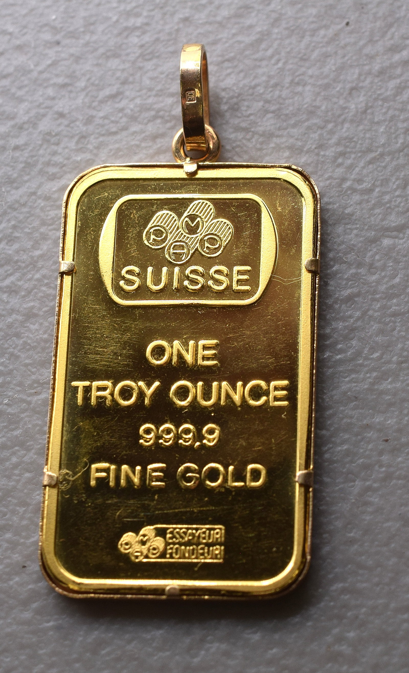 PAMP SUISSE 1 OUNCE FINE GOLD BAR: Bar is 1 troy ounce fine gold. Good condition. 1 1/2 " x 3/4". White's Auctions will not accept credit card purchases on gold jewelry, gold coins, silver or bullion and does not grade coins.