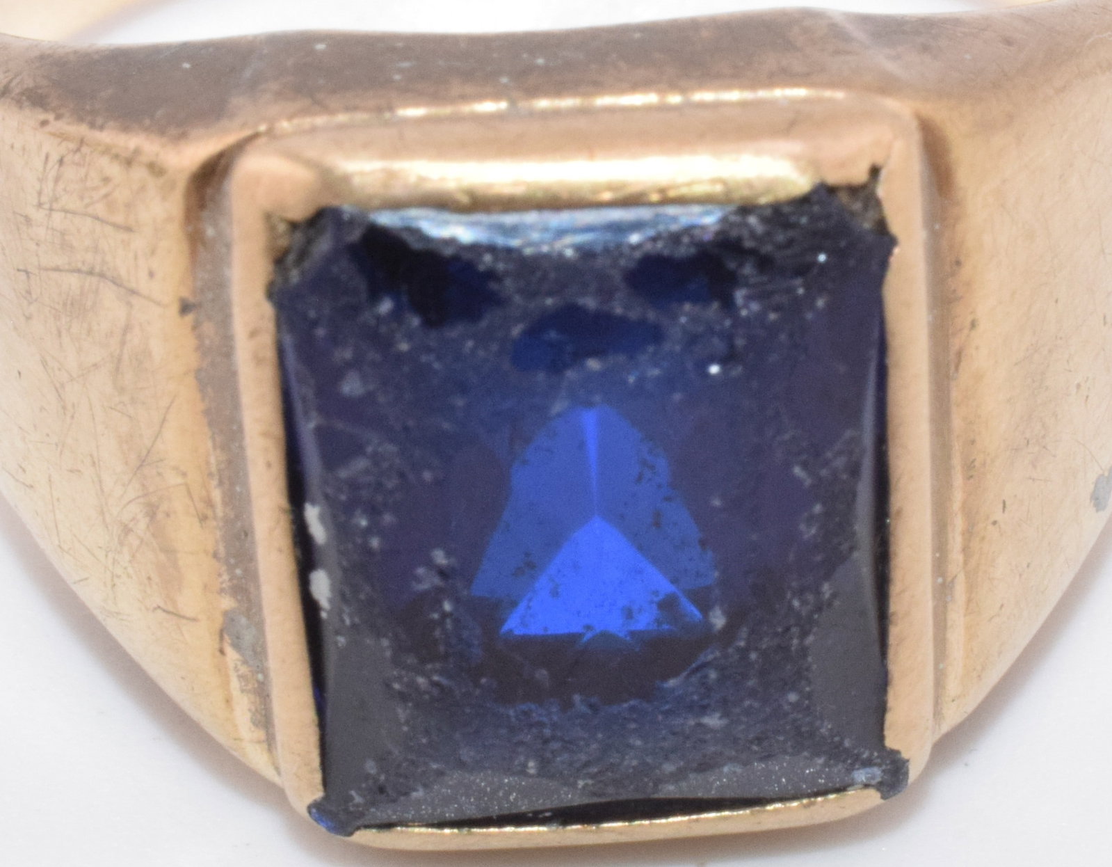 (3) GOLD RING GROUPING - 13