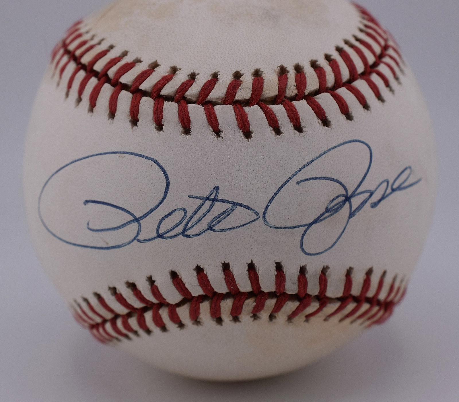 PETE ROSE SIGNED BASEBALL: Baseball is in clear case, has Pete Rose's signature. Comes with certificate of authenticity. Good condition. 3" x 3' x 3".