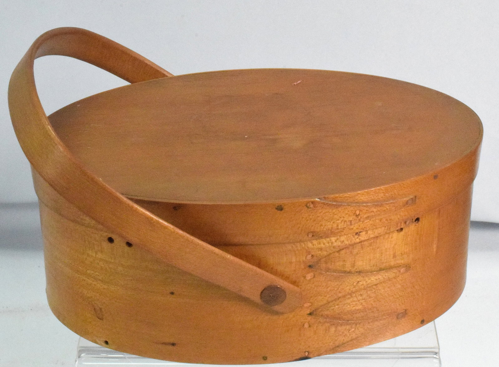4 FINGERED SHAKER OVAL LIDDED SEWING BOX: 4 fingered shaker oval lidded sewing box with swing handle and copper nails, silk lined interior, with various shaker sewing implements, such as a needle holder, it measures 3 " x 8 1/2", natural fini
