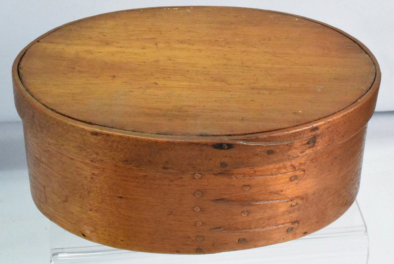 5 FINGERED SHAKER OVAL LIDDED BOX: 5 fingered shaker oval lidded box with copper nails, it measures 3 " x 7 ", natural finish. Good condition.