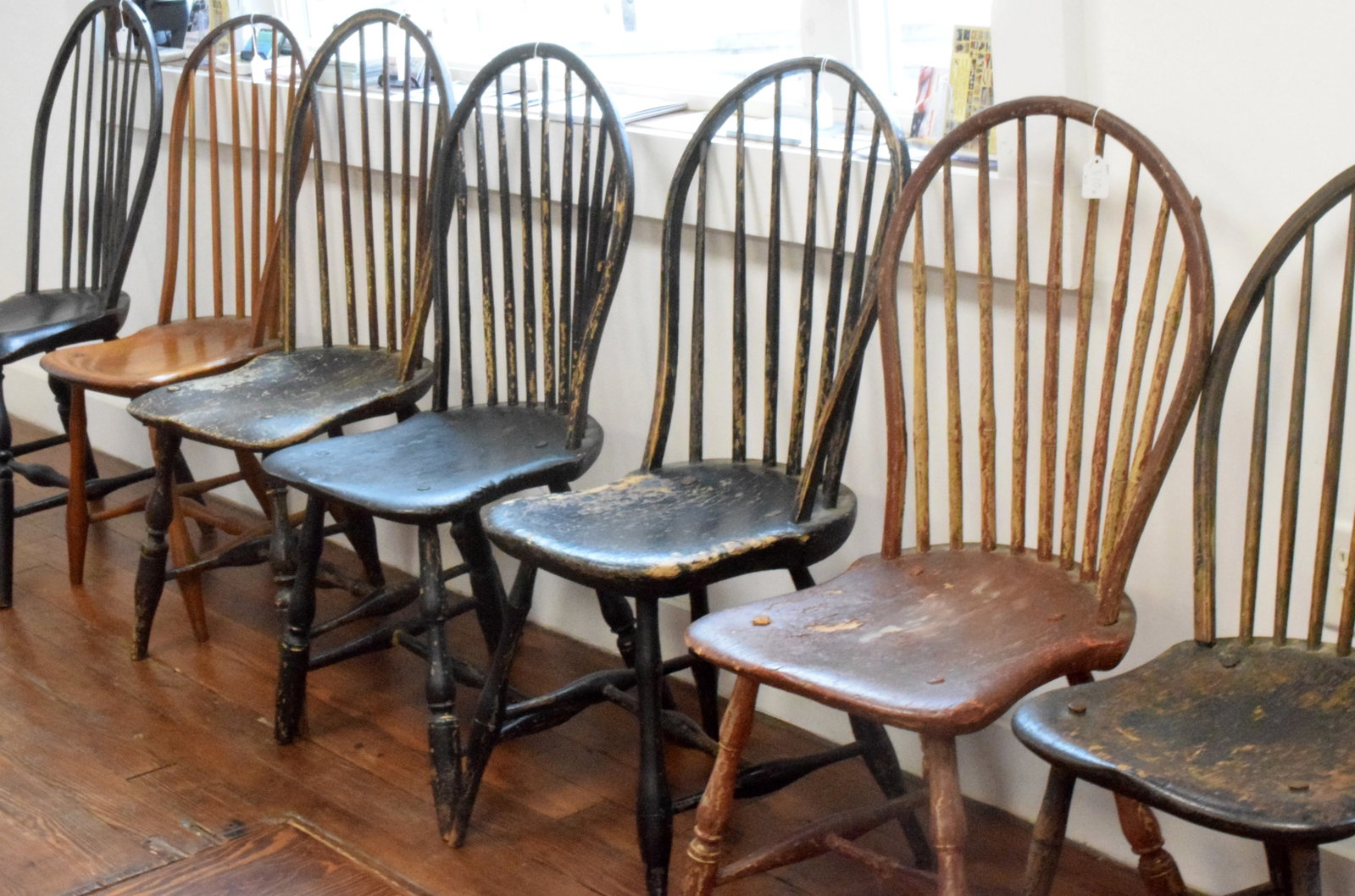 ASSORTMENT OF 7 AMERICAN WINDSOR CHAIRS (1 of 5)