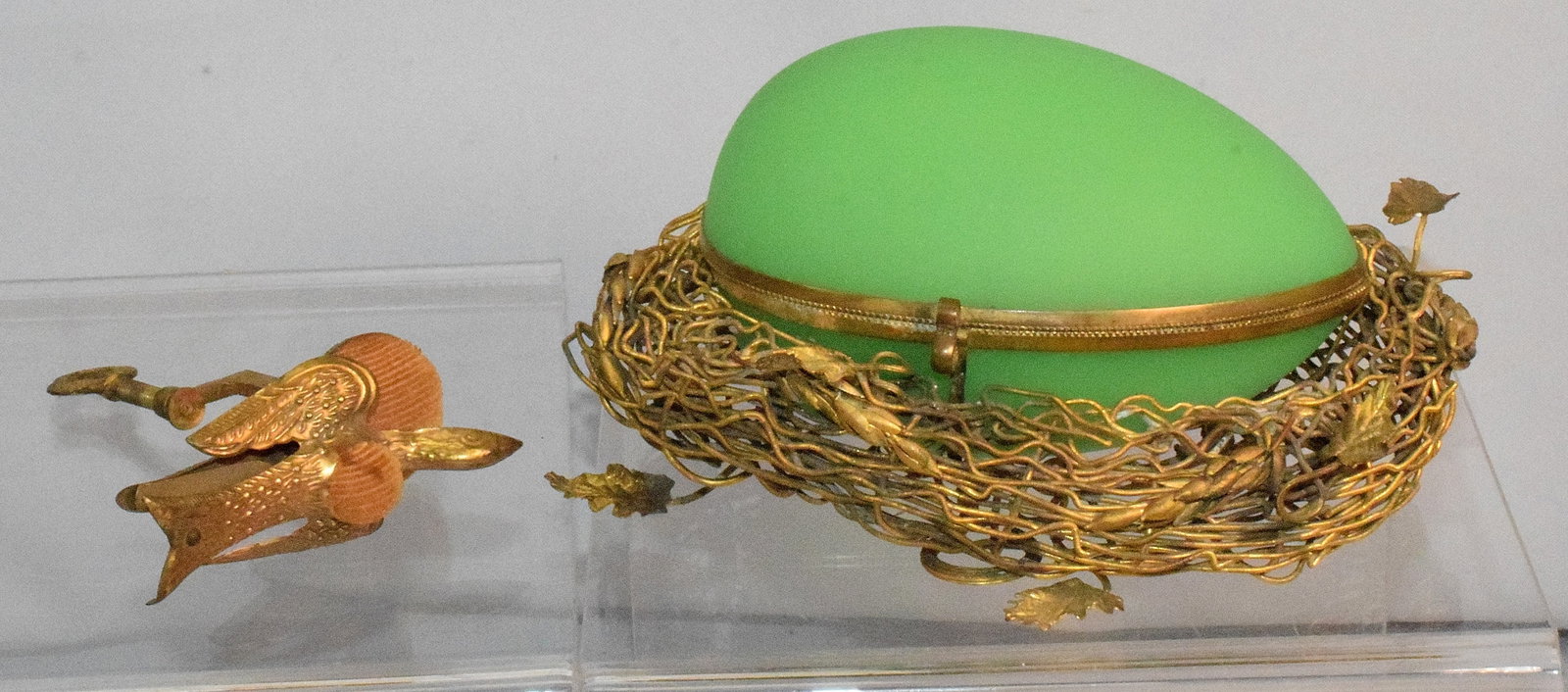 ANTIQUE ORNATE SEWING BIRD AND GILT WIRE NEST&EGG: Antique ornate sewing bird and gilt wire nest with green jade satin glass egg, Goodt condition. (1), Antique ornate sewing bird, good condition, brass finish, has pin cushions, and measures 4 1/2 "