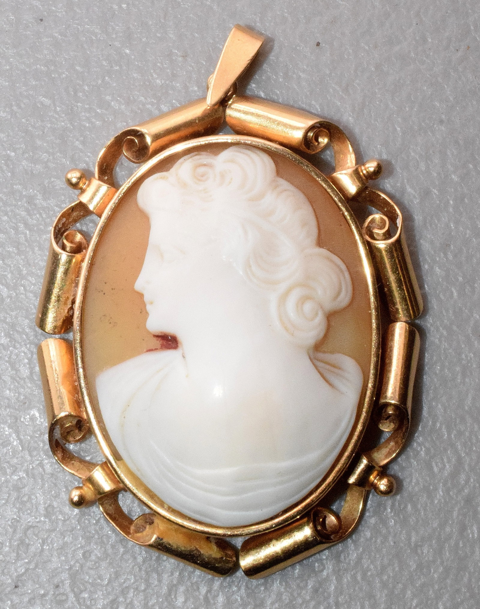 18K YELLOW GOLD MOUNT SHELL CAMEO PENDANT (1 of 4)