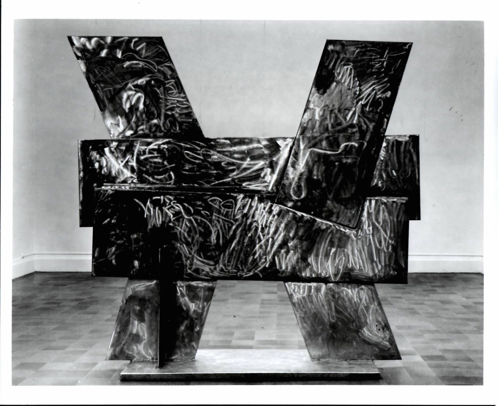 David Smith Sculpture NYC Photo Metropolitan Museum: David Smith Sculpture NYC Photo Exhibit Metropolitan Museum of art .Labeled on the verso Approx Photo size:8 x 10 inches