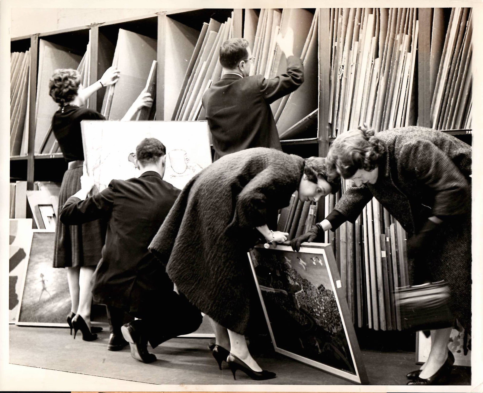 1960 Photo Art Lending Services New York..: 1960 Photo Art Lending Services New York.. Photo size: 10 x 8 inches. Provenance: New York-Based Photography Collector & Curator -Collection of Rare Photographs. Note: Please study the images carefull