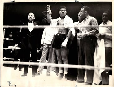 1935 Photo Boxer Joe Louis Has Hand Raised after Defeating Max Baer