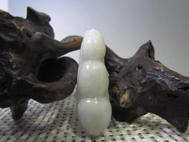 AAA Chinese Hand-carved Jadeite Jade Pendant Bean