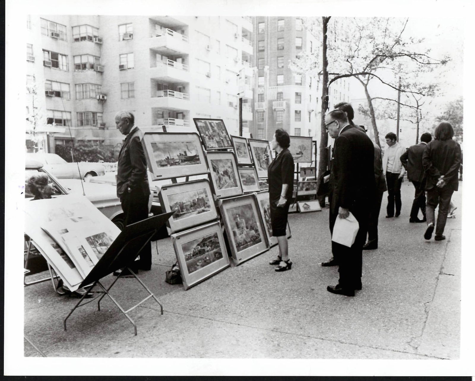 1973 Photo Washington Square Outdoor Art Show in Greenw: 1973 Photo Washington Square Outdoor Art Show in Greenwich Village, NYC Photo size:10 x 8 inches Provenance: New York-Based Photography Collector & Curator -Collection of Rare Photographs. Photo may h