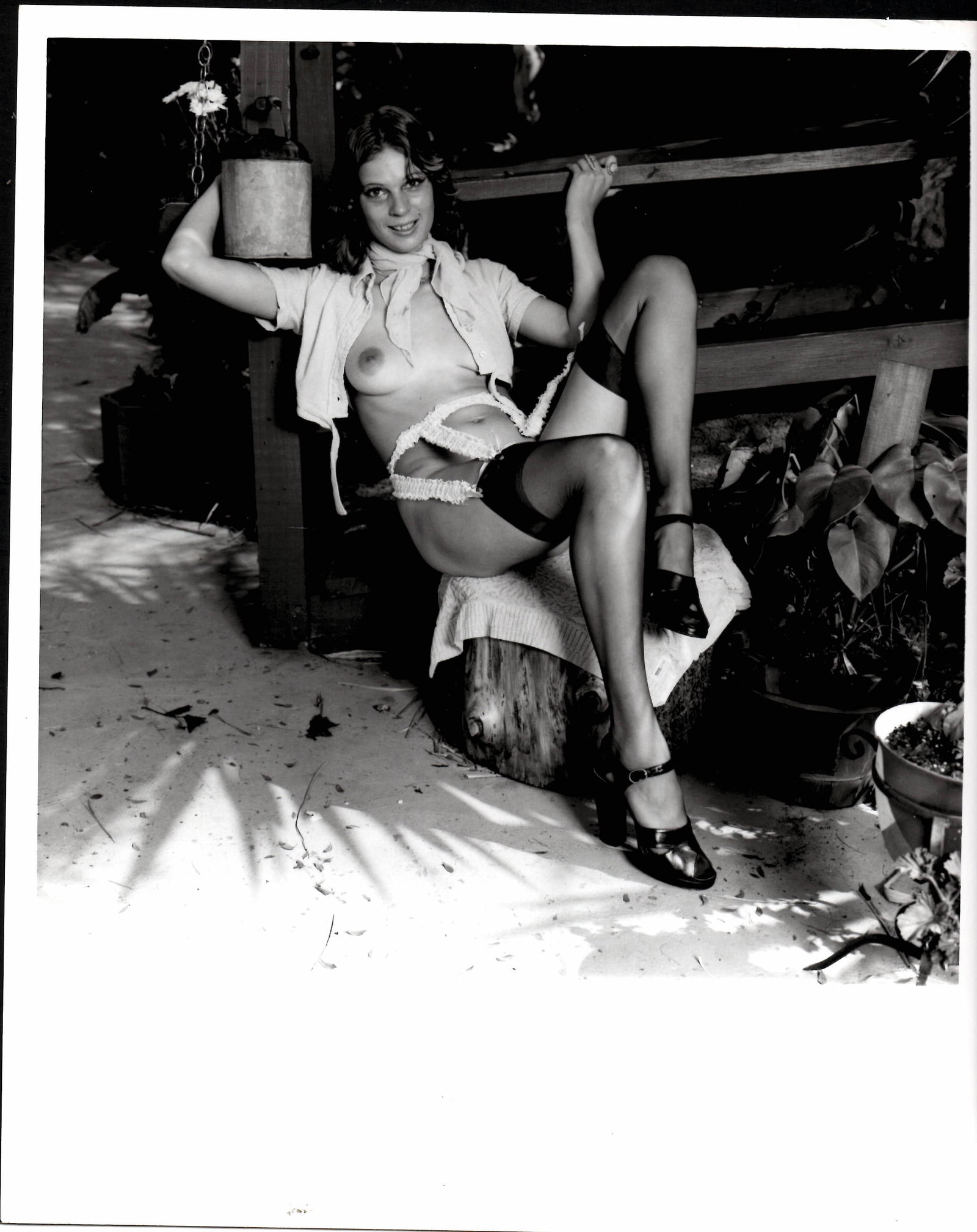 Vintage B/W Erotic Photography: Female Nudes In Risqué Poses: Erotic Photography: Female Nudes In Risqué Poses.Silver Gelatin Size: 8 x 10 Inches. Good Condition -See Photo. __________________________________________________________ PLEASE NOTE: This image is a