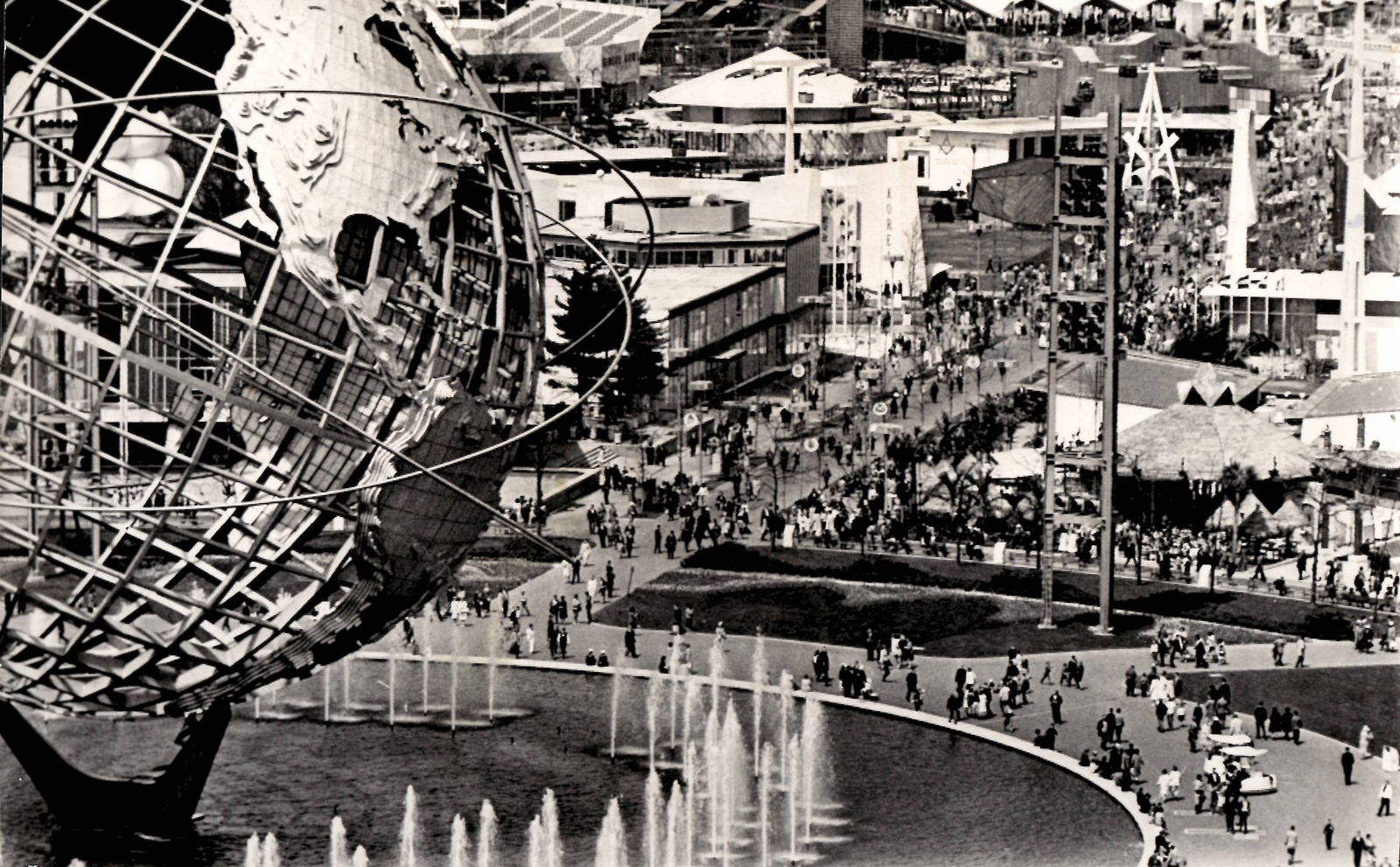 1964 Photography New York World’s Fair Sphere Closeup & Crowds: 1964 Photography New York World’s Fair Sphere Closeup & Crowds..Photo size: 9 x 5 3/4 inches. Good Condition See Photos. Provenance: New York-Based Photography Collector & Curator -Collection of Rar