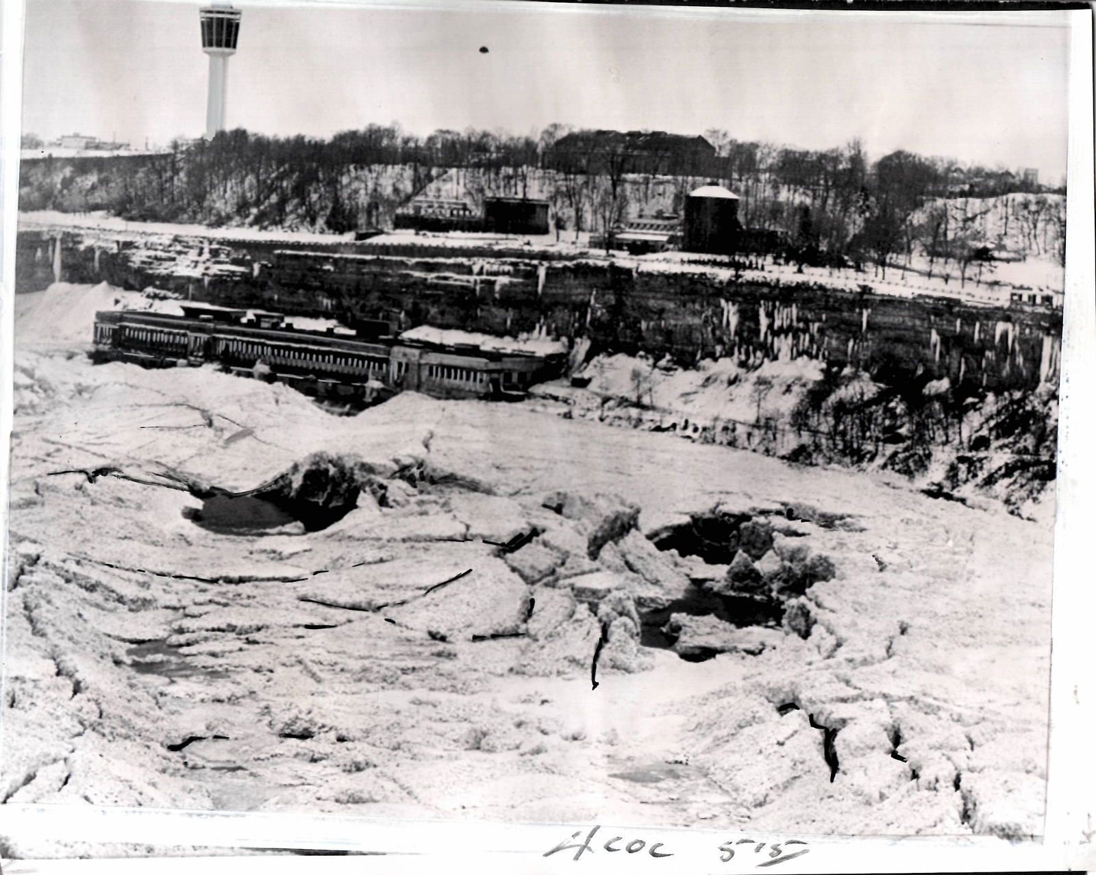1963 Photography Niagara River frozen during winter in Buffalo, New York: 1963 Photography Niagara River frozen during winter in Buffalo, New York: Approx Photo size:10 x 8 inches: Provenance New York-Based Photography Collector & Curator -Collection of Rare & Vintage Photo