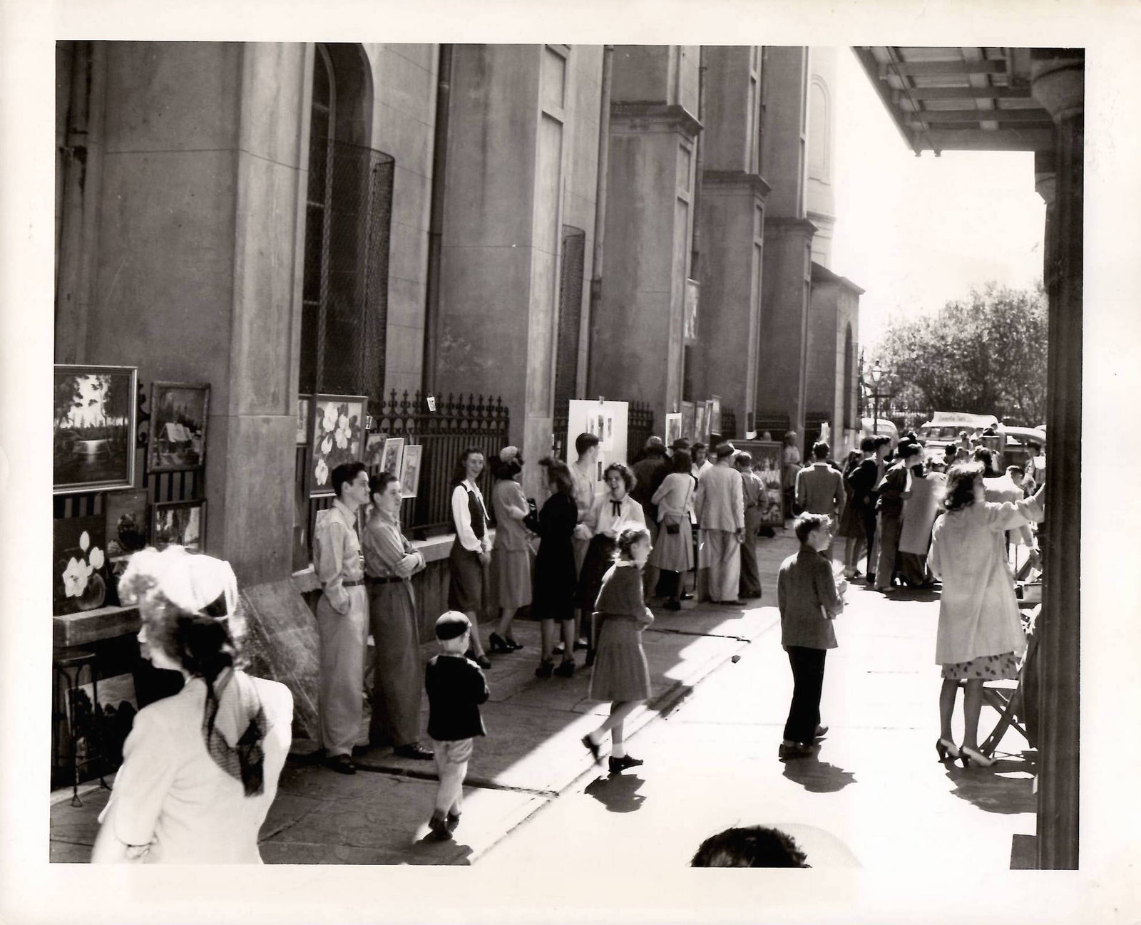 1947 Photo Spectators The Pirates Alley Art Sale (1 of 2)