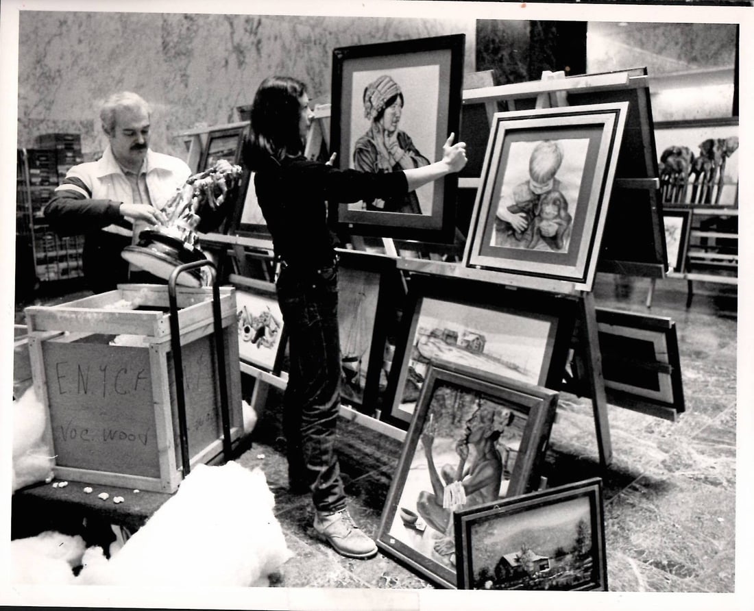 985 Photo New York Prison Inmates: 1985 Photo Volunteers set up exhibit of art by New York prison inmatesPhoto size:8 1/2 x 7 inches Provenance: New York-Based Photography Collector & Curator -Collection of Rare Photographs. Photo may