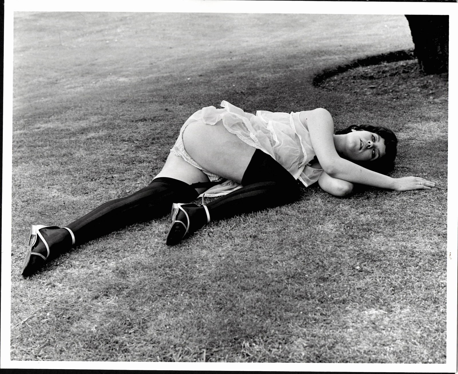 Vintage B/W Erotic Photography: Female Nudes In Risqué Poses: Erotic Photography: Female Nudes In Risqué Poses.Silver Gelatin Size: 8 x 10 Inches. Good Condition -See Photo. __________________________________________________________ PLEASE NOTE: This image is a