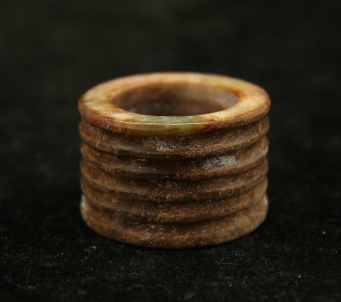 Antique Chinese Natural Jade Thumb Ring: Antique Chinese Natural Jade Thumb Ring Approx Size:2.4 CM.Pictures are as accurate as possible, however color may look different on each monitor. Good Condition. See photo.We pack & Ship for you. We
