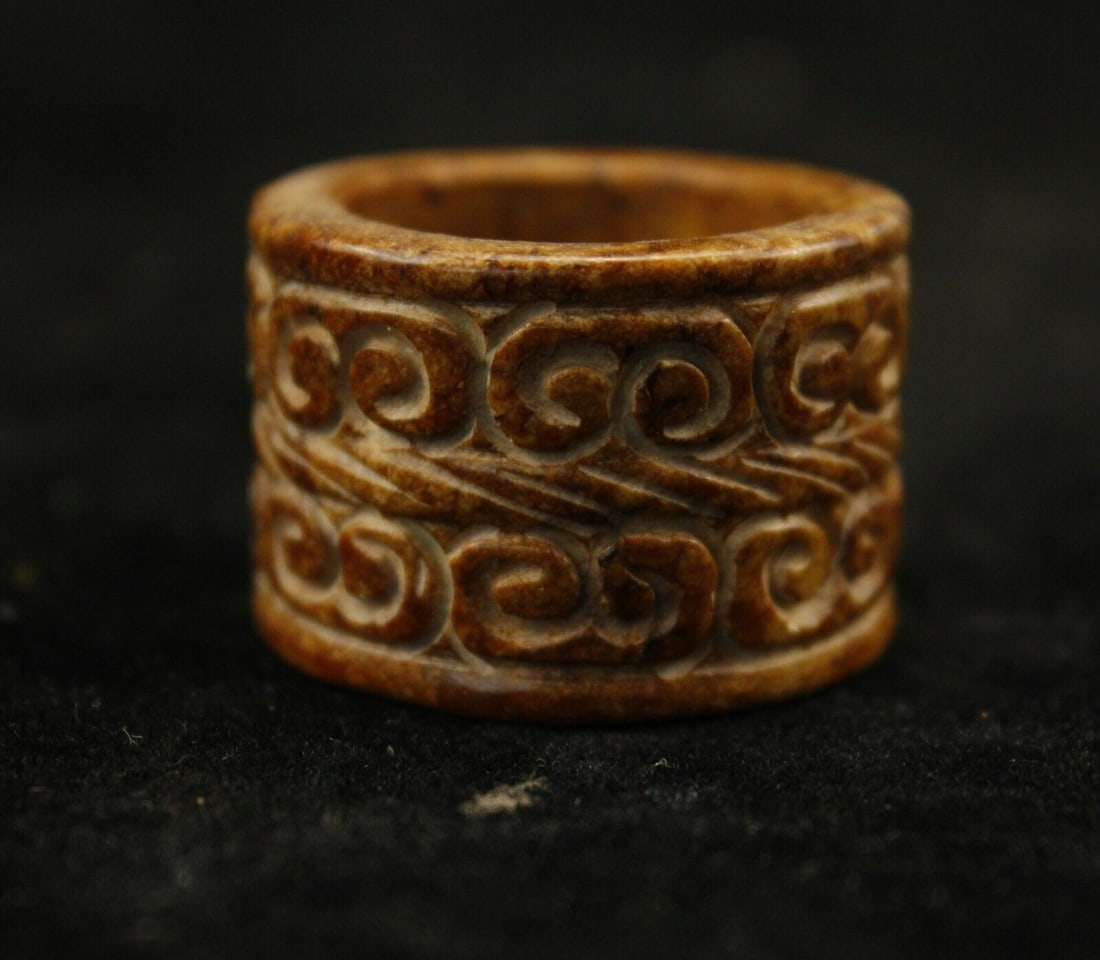 Antique Chinese Natural Jade Thumb Ring: Antique Chinese Natural Jade Thumb Ring Approx Size:2.5 CM.Pictures are as accurate as possible, however color may look different on each monitor. Good Condition. See photo.We pack & Ship for you. We