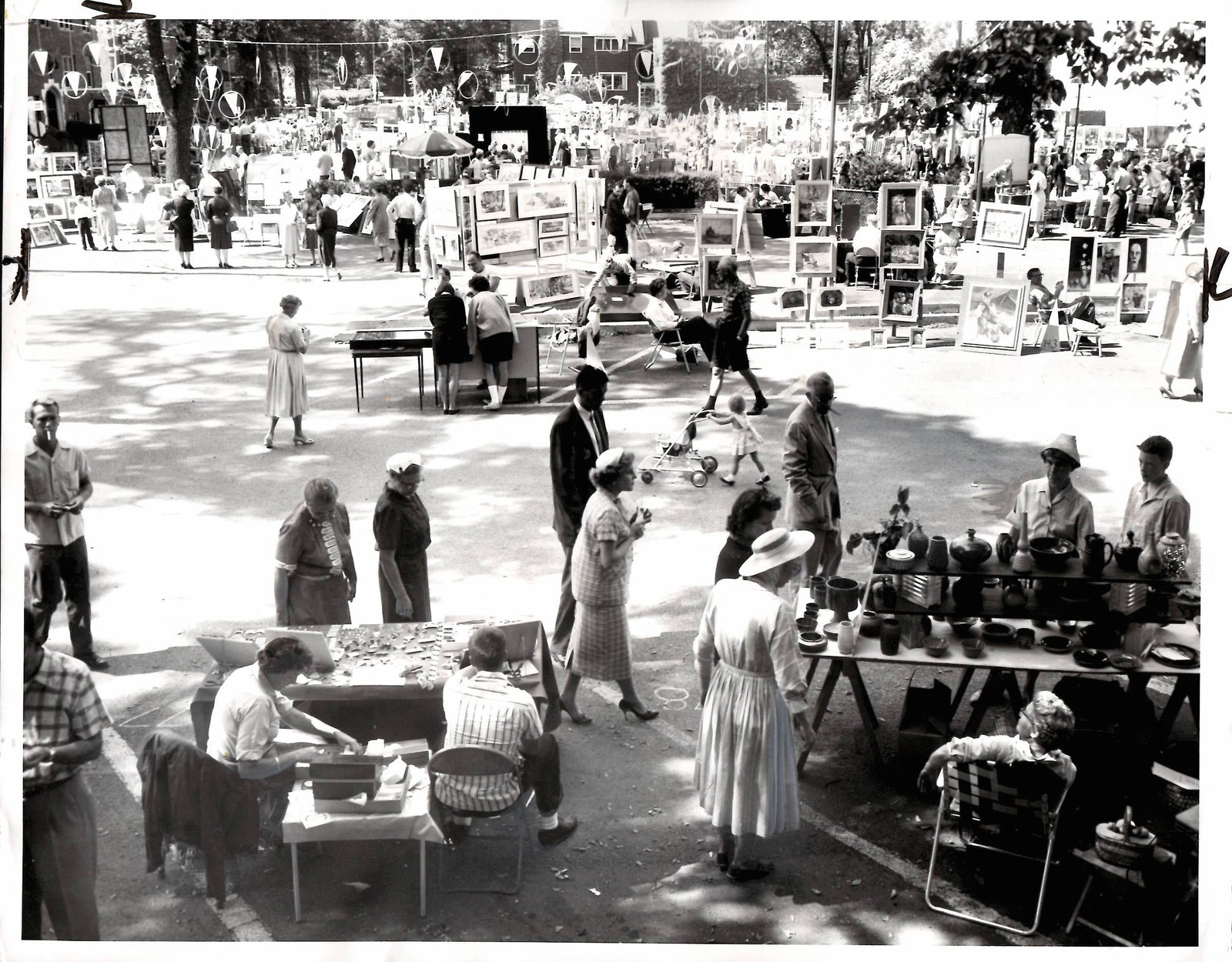 1959 Large Photo Oak Park Art Show: 1959 Large Photo Oak Park Art Show.. Photo size: 12 x 9 inches.Provenance: New York-Based Photography Collector & Curator -Collection of Rare Photographs. Note: Please study the images carefully to de
