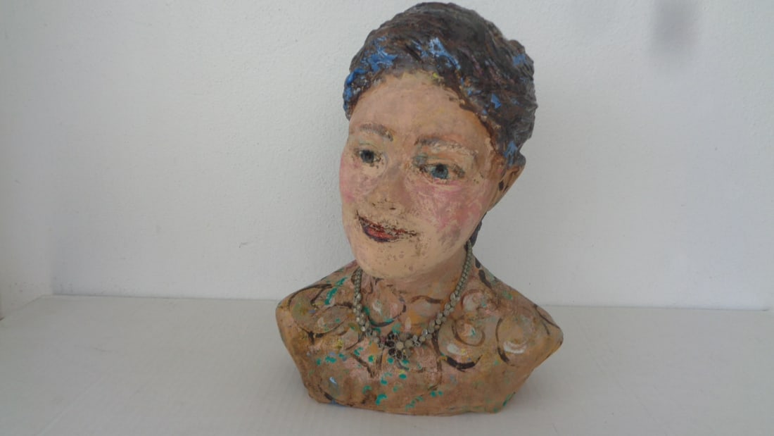 Lois B Herrick Whimsical ceramic 3D sculpture: Lois B Herrick Whimsical ceramic 3D sculpture ( Lady ). Missing piece .Measurements : 11" x 13" 1/2.