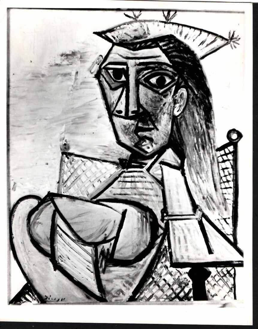 Original Vintage Photography Pablo Picasso Woman Sittin: Original Vintage Photography Pablo Picasso Woman Sitting on Chair - Original Vintage Photo size:7 3/4 x 6 inches. Please see Front and back of the image:Photo may have bent corners and damaged, May ha