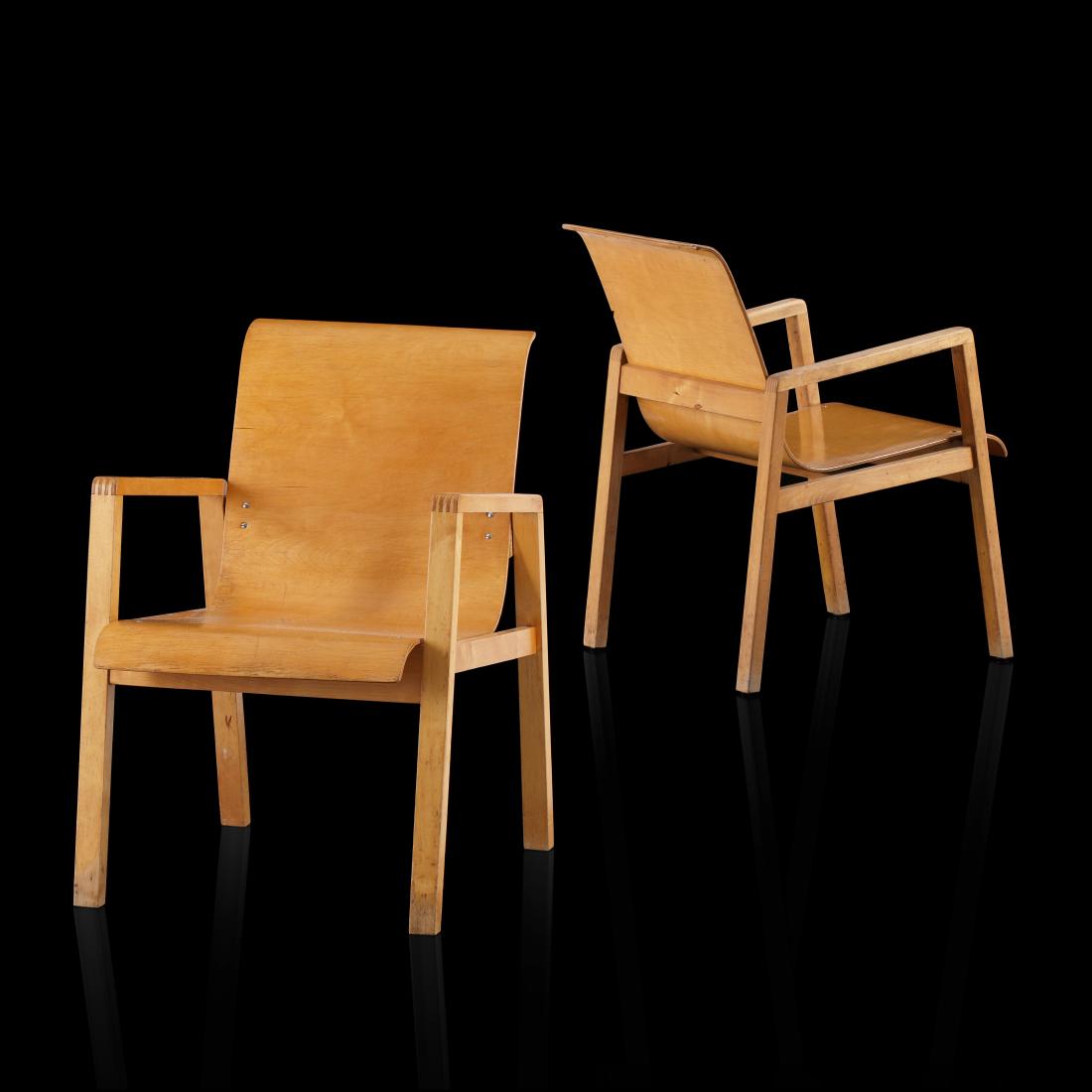 Alvar Aalto: A pair of nice hallway chairs. . Laquered birch. Height: 87cm. .