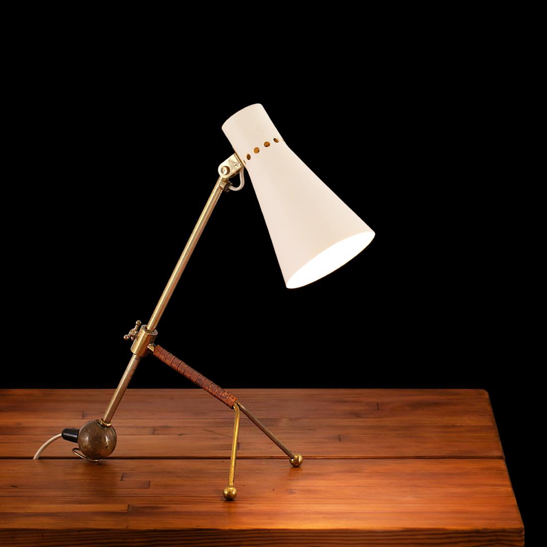 Tapio Wirkkala: Very exciting table lamp model K11-16 designed by Tapio Wirkkala for Idman in the 50Â´s. Good condition. Â Nice original patina on brass and original leather. Very nice!. Original condition.. Pain