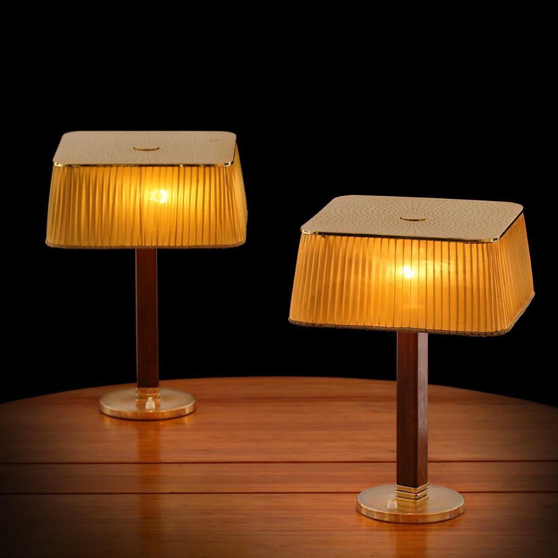 Paavo Tynell: A pair of table lamps model 5066 designed by Paavo Tynell for Taito Oy.. Brass, Stained oak, Silk shades. Height: 43cm. Signed: -
