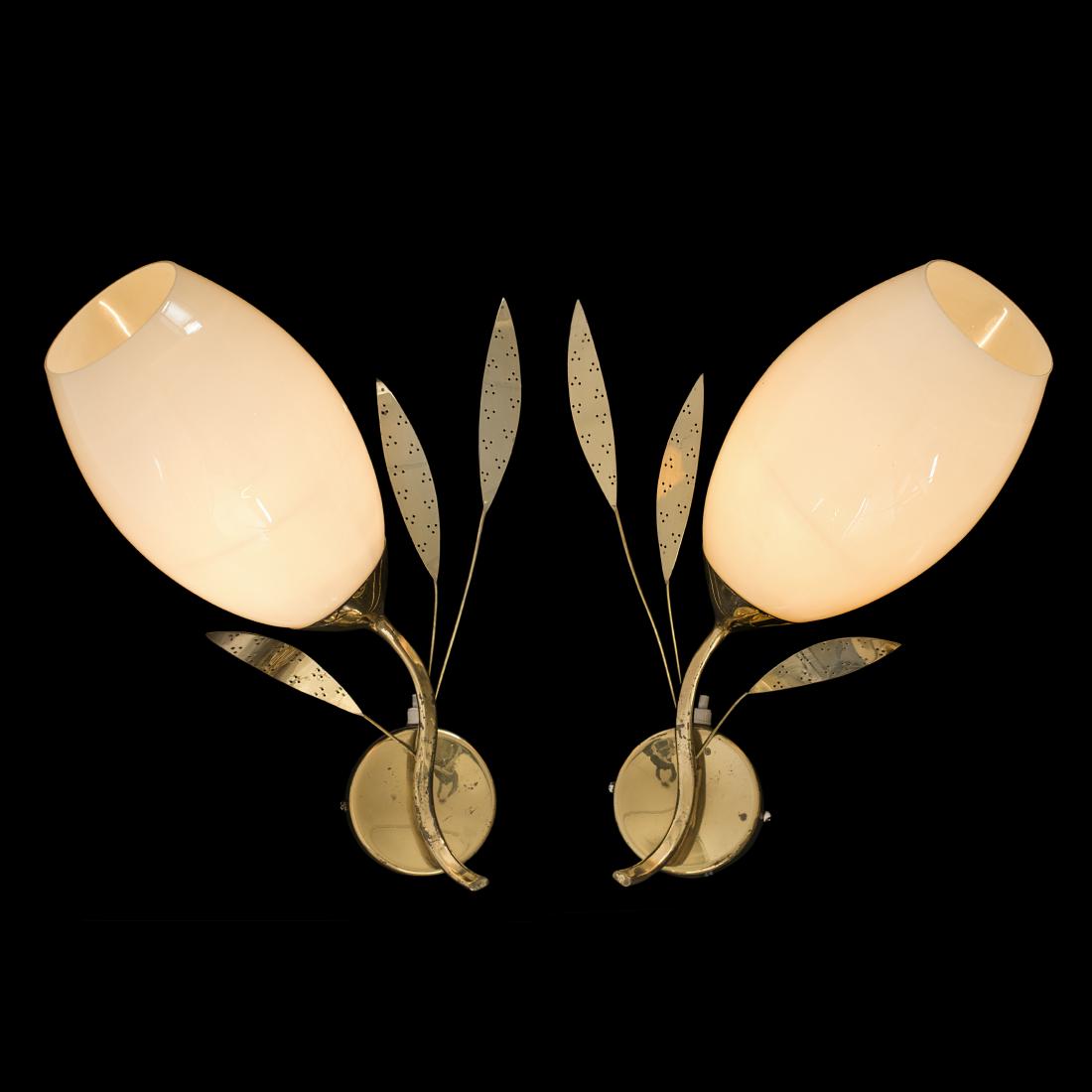 Itsu: Nice pair of wall lights with brass leafs designed by Itsu.. Brass, glass. . Signed: -