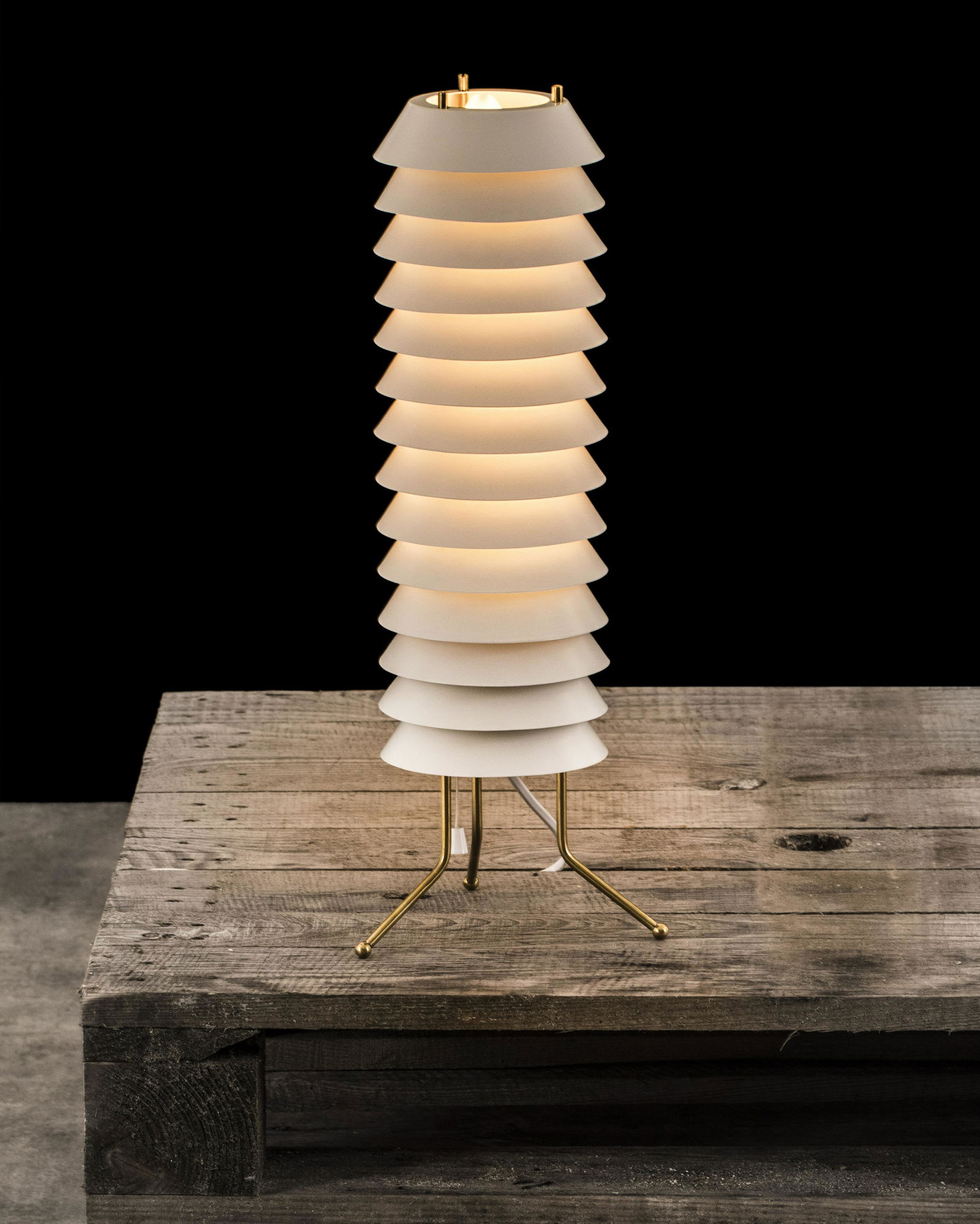 Ilmari Tapiovaara: Table lamp ”Maija the bee” desiged by Ilmari Tapiovaara for HienoterÃ¤s Oy.. Painted metal, brass. Height: 50cm. Signed: HienoterÃ¤s