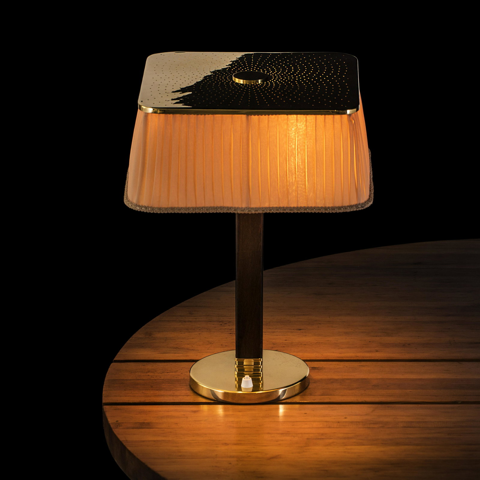 Paavo Tynell: Table lamp model 5066 with rose shade designed by Paavo Tynell for Taito Oy., Nice condition, Brass, teak, silk shade, Height: ca. 43cm,
