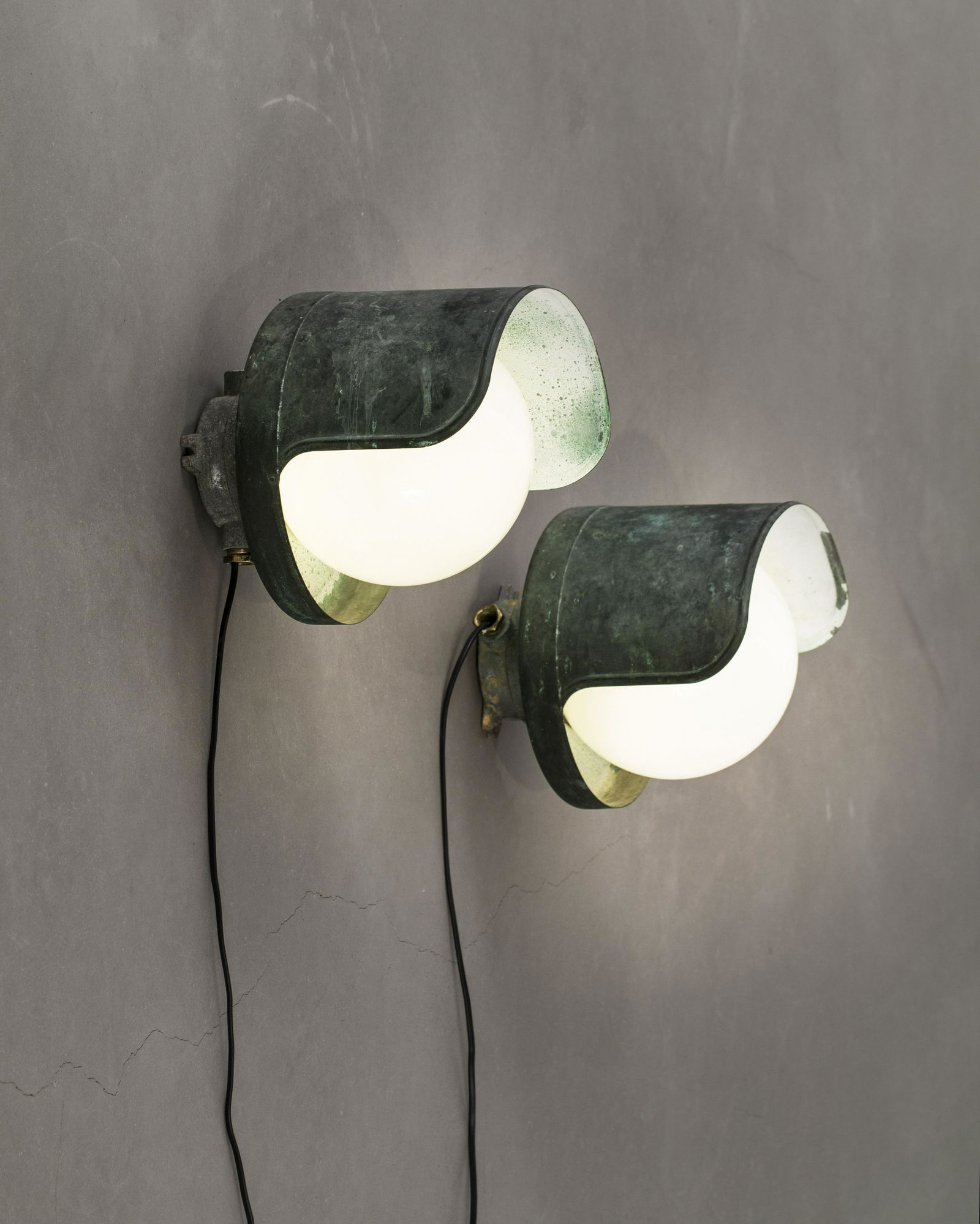 Paavo Tynell: A set of 2 exterior wall lights, designed by Paavo Tynell for Idman, signed "Idman". Copper, glass. Diameter 26cm