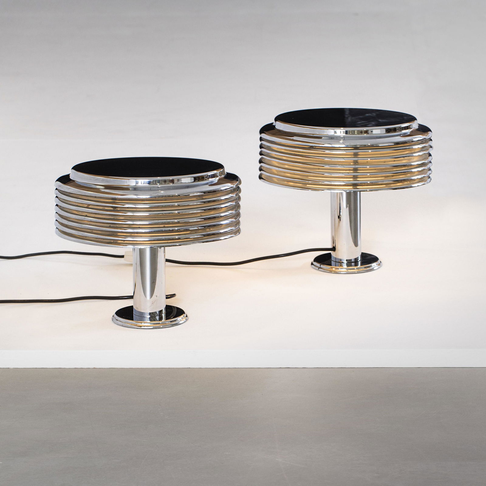 Kazuo Motozawa: A pair of chromed ”Saturno” table lamps designed by Kazuo Motozawa in the 70's, Medium = Metal, Height= 30cm, diameter= 33cm,