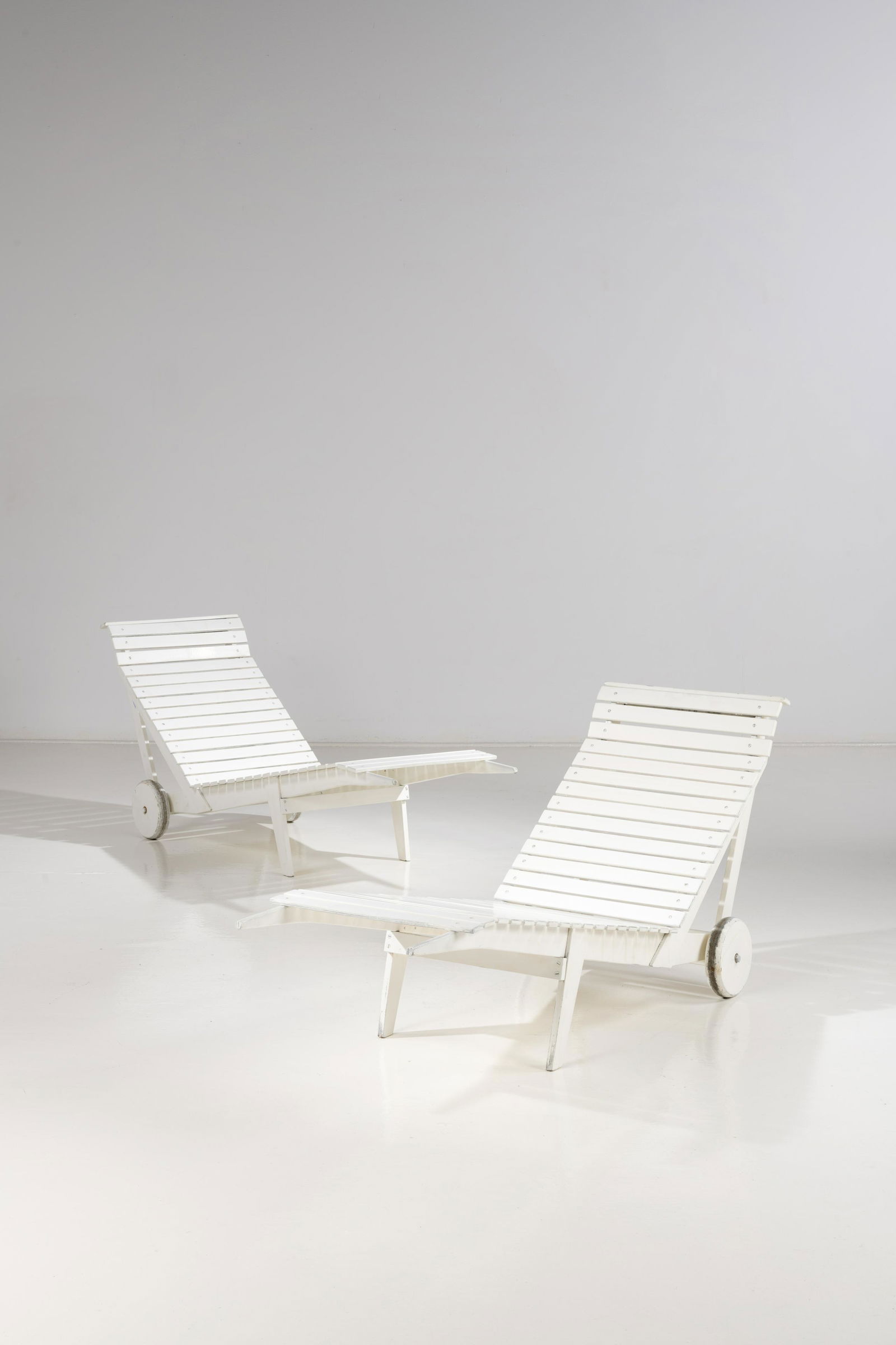 Alvar Aalto (1898-1976): Alvar Aalto (1898-1976)Paire de chaises longuesBois peintÃ‰dition ArtekModÃ¨le crÃ©Ã© vers 1930H 74 Ã— L 170 Ã— P 53 cmPair of sunbedsPainted woodEdited by ArtekModel created circa 1930