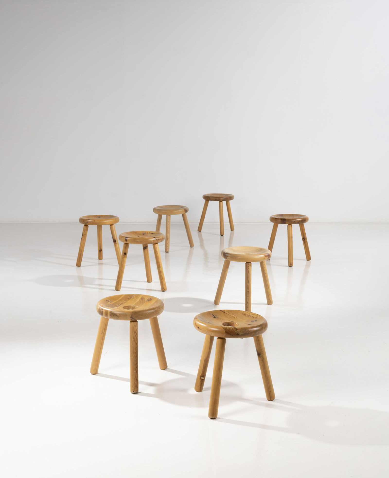 Bertel Gardberg (1916-2007): Bertel Gardberg (1916-2007)Suite de huit tabouretsPin et teckÃ‰dition Normark FinnmadeModÃ¨le crÃ©Ã© dans les annÃ©es 1960H 43 Ã— Ã˜ 36 cmSet of eight stoolsPine and teakEdited by Norm