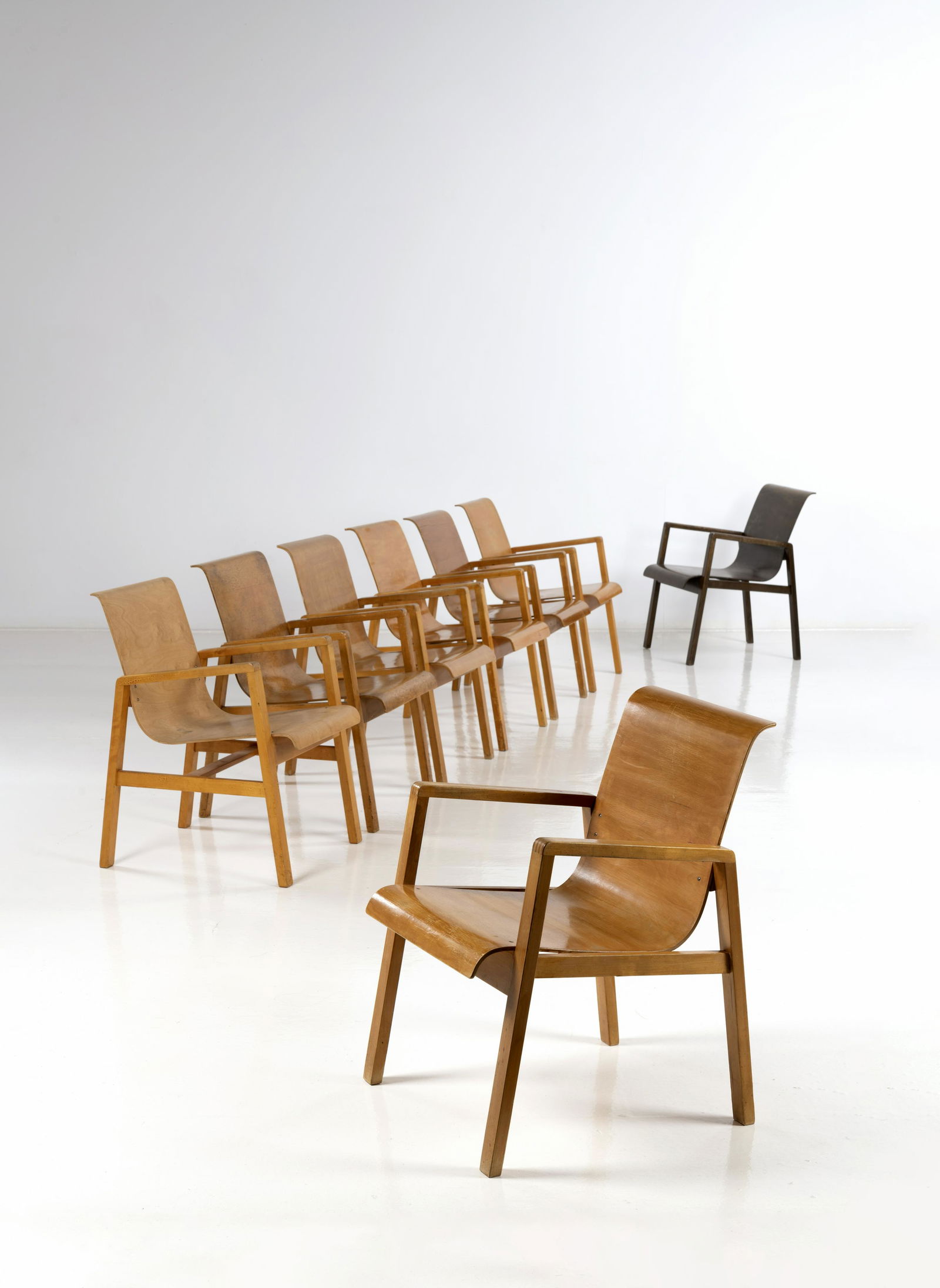 Alvar Aalto (1898-1976): Alvar Aalto (1898-1976)ModÃ¨le nÂ°51/40 dit 'Hallway'Ensemble de huit chaisesBouleau laminÃ©Ã‰dition Huonekalu-ja RakennustyÃ¶tehdas Oy TurkuDeux chaises tamponnÃ©es 'AALTO DESIGN MADE IN