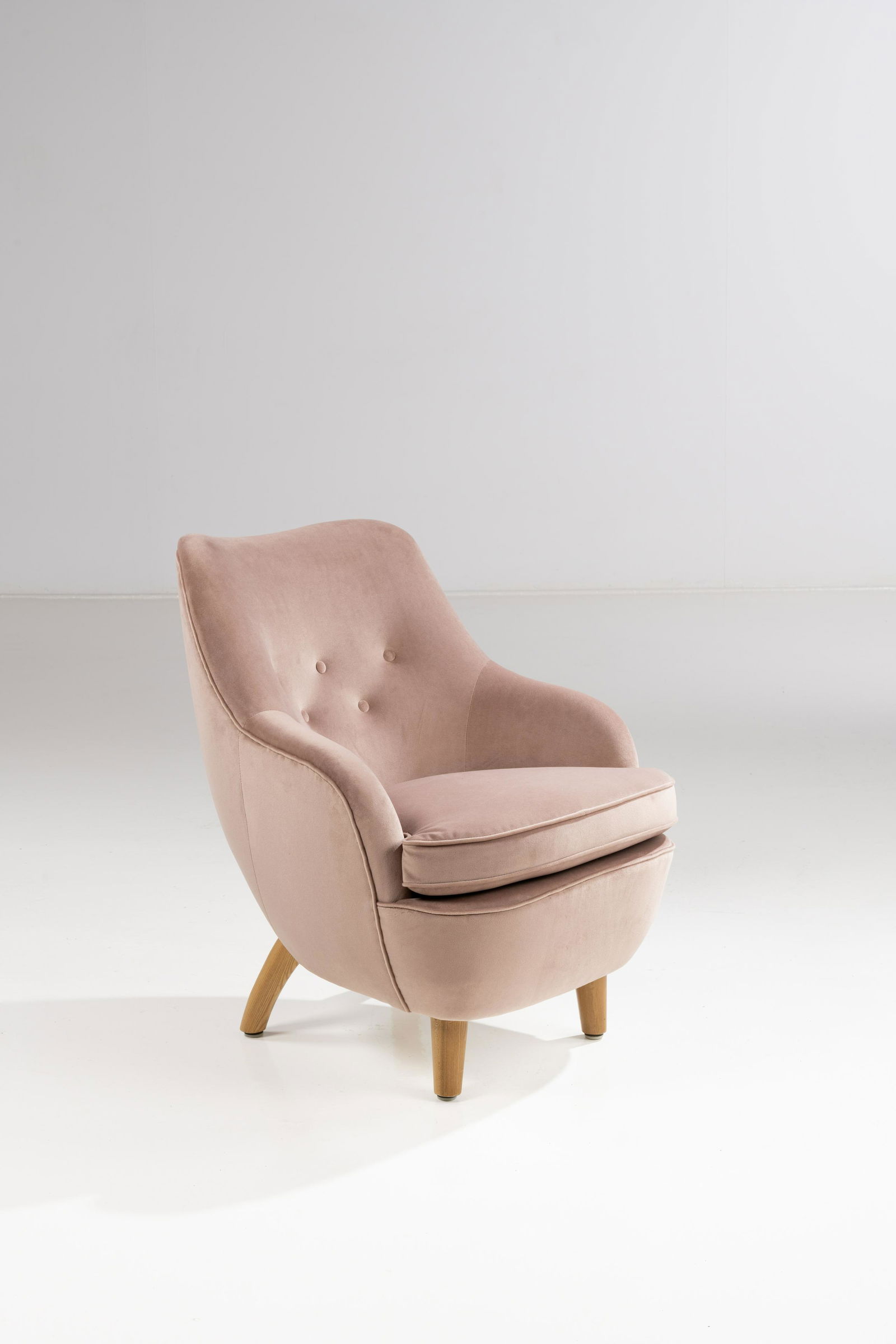 Runar Engblom (1908-1965): Runar Engblom (1908-1965)FauteuilOrme et textileModÃ¨le crÃ©Ã© en 1951H 78 Ã— L 64,5 Ã— P 76 cmArmchairElm and fabricModel created in 1951H 30 3/4 Ã— L 25 3/8 Ã— P 29 7/8 in.Provenan
