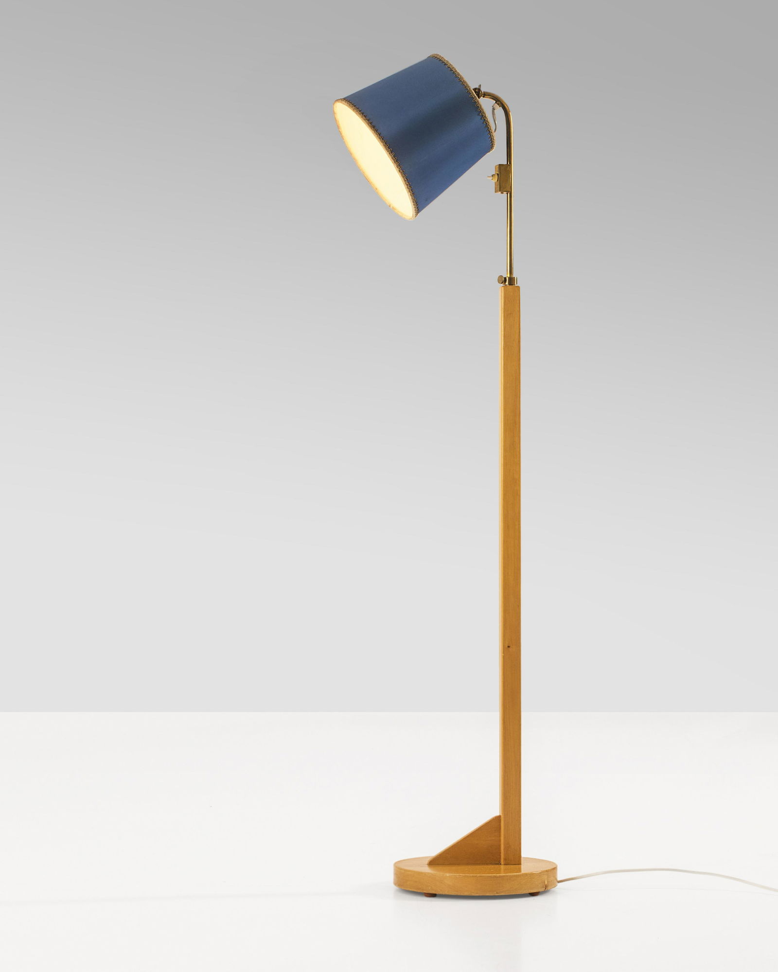 Aino Aalto: A floor lamp, designed by Aino Aalto, manufactured by Artek, signed "ARTEK AALTO DESIGN MADE IN FINLAND". Lampadaire crÃ©Ã© par Aino Aalto, Ã©ditÃ© par Artek, estampill. Wood, metal, textile -