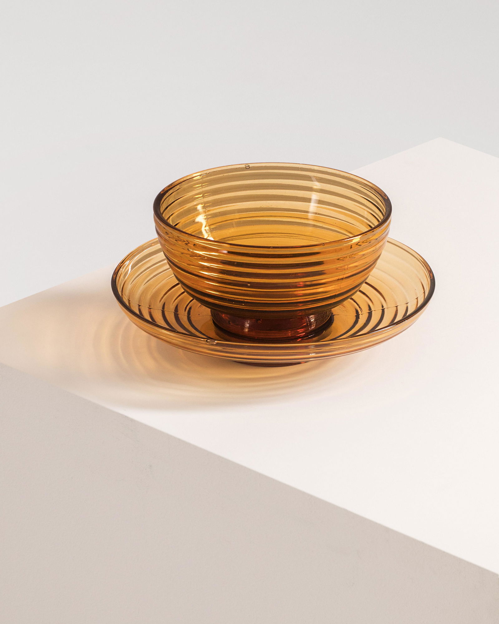 Aino Aalto: A presentation set of two brown glass dishes designed by Aino Aalto in 1932 and manufactured by Iittala. Set de service contenant deux plats en verre, crÃ©Ã©s par Aino Aalto en 1932 et Ã©ditÃ©