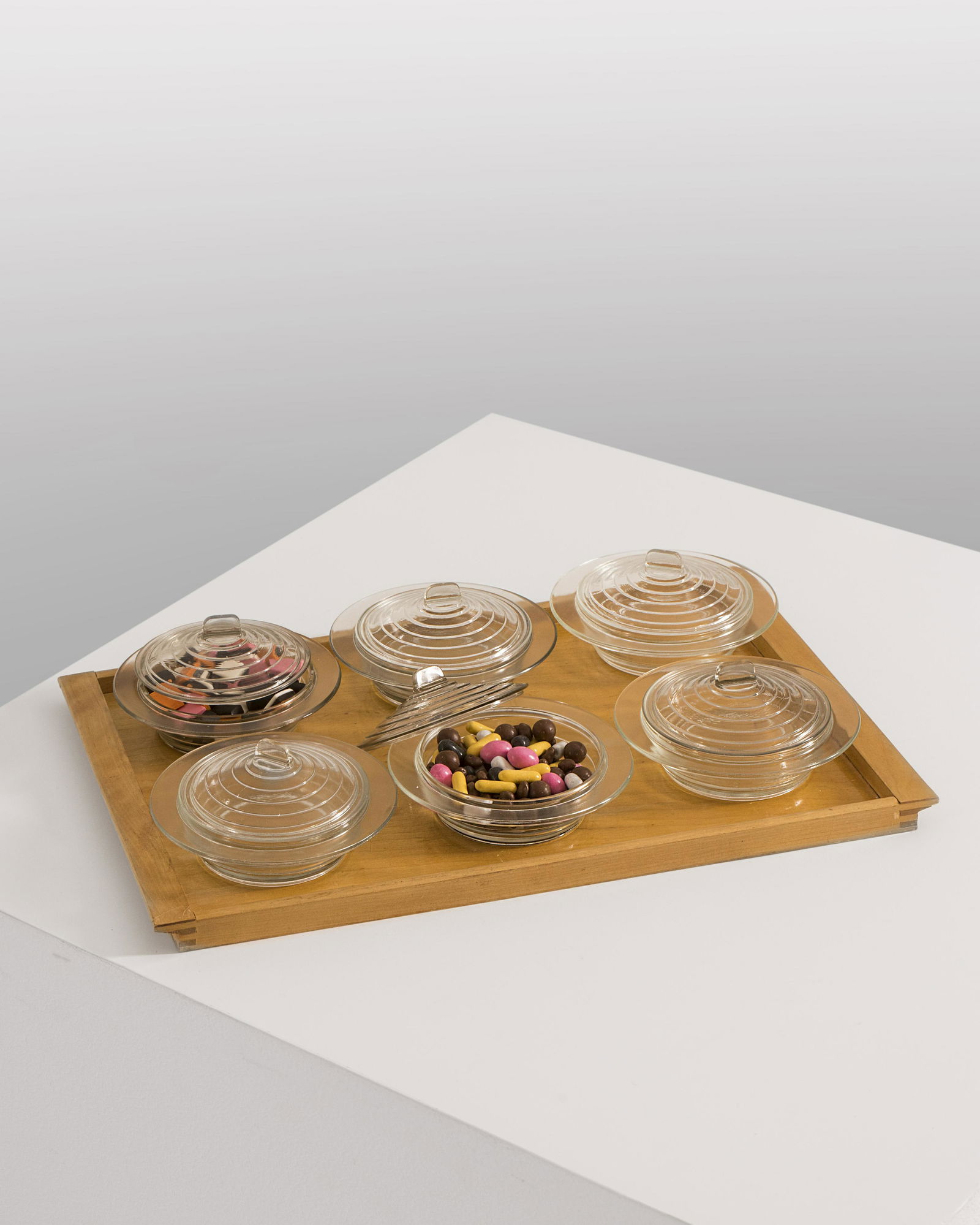 Aino Aalto: A set of six covered bowls on a birch tray, both designed by Aino Aalto, bowls created in 1932 and manufactured by Iittala, . Ensemble de six bols couverts sur un plateau en bouleau, crÃ©Ã©s en 19